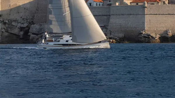 Jeanneau Yachts 54, photo 2 of 6