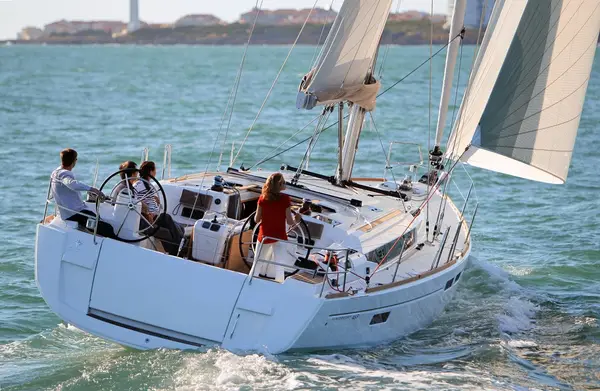 Jeanneau Sun Odyssey 469, photo 2 of 6