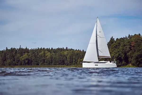 Jeanneau Sun Odyssey 319, photo 3 of 6