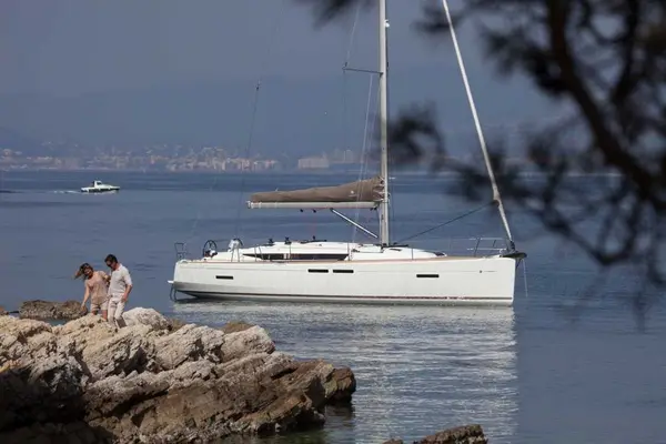 Jeanneau Sun Odyssey 419, photo 2 of 3